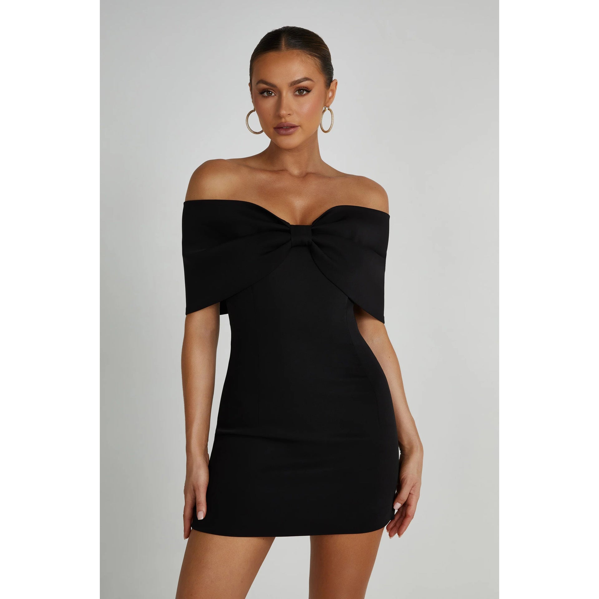 Abito Amore Fiocco – Eleganza a spalle scoperte