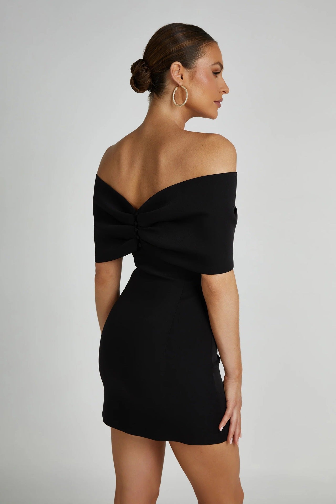 Abito Amore Fiocco – Eleganza a spalle scoperte