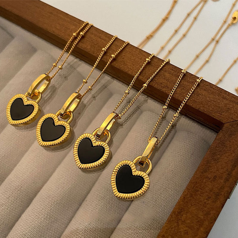 Goldcollier mit Herzanhänger in Schwarz und Weiß