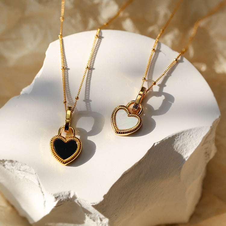 Goldcollier mit Herzanhänger in Schwarz und Weiß