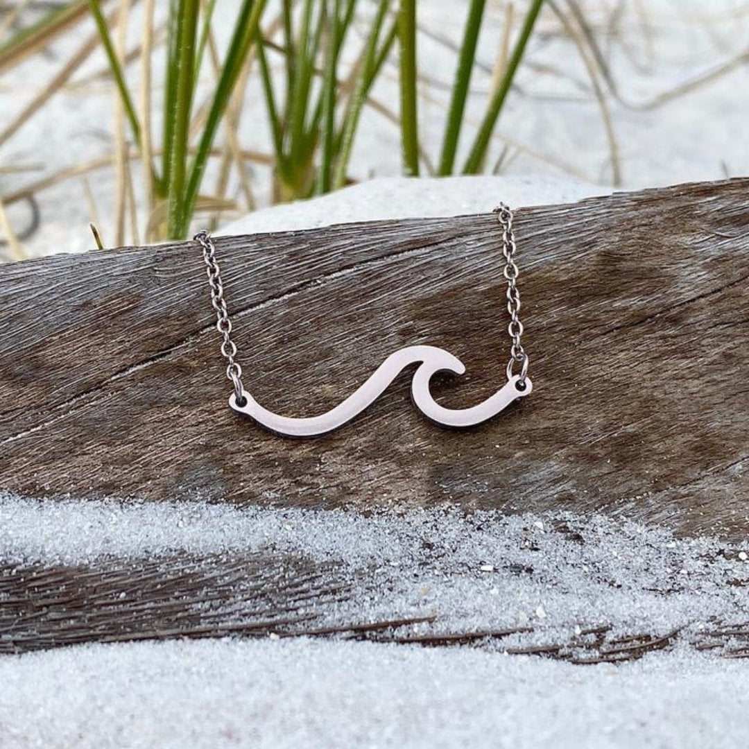 Collier in silbernen Meereswellen