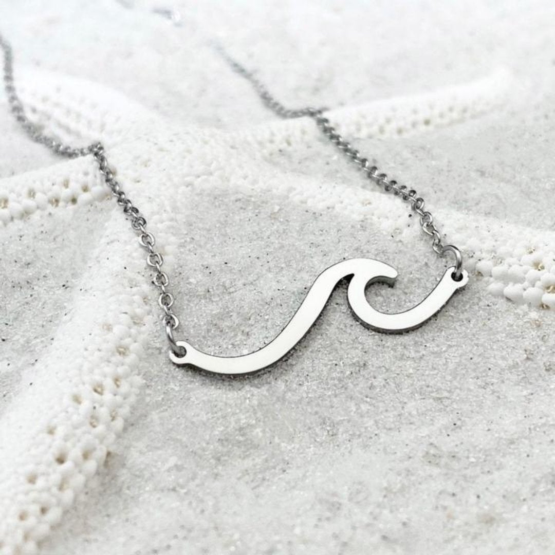 Collier in silbernen Meereswellen
