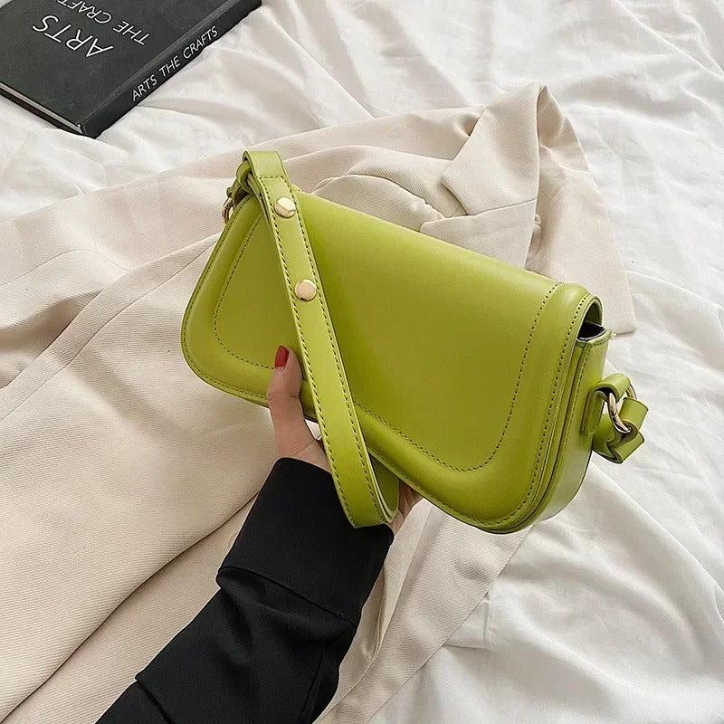 Cadence Handtasche aus veganem Leder mit gewelltem Klappen