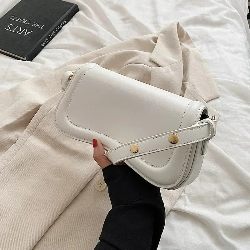 Cadence Handtasche aus veganem Leder mit gewelltem Klappen