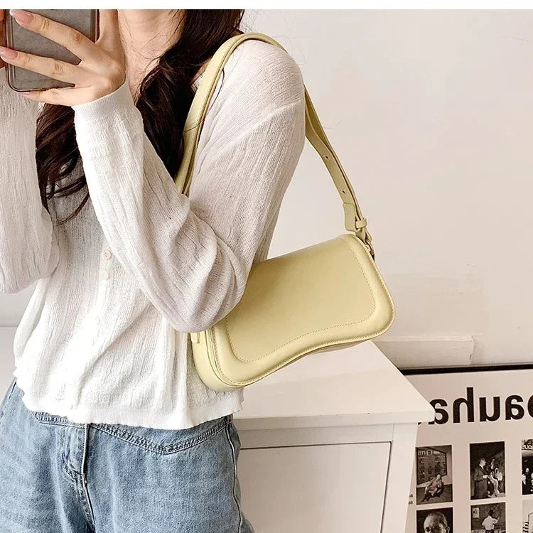 Cadence Handtasche aus veganem Leder mit gewelltem Klappen