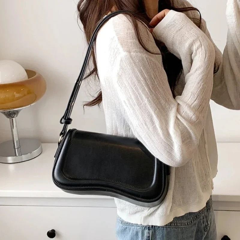 Cadence Handtasche aus veganem Leder mit gewelltem Klappen