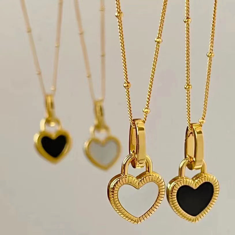 Goldcollier mit Herzanhänger in Schwarz und Weiß