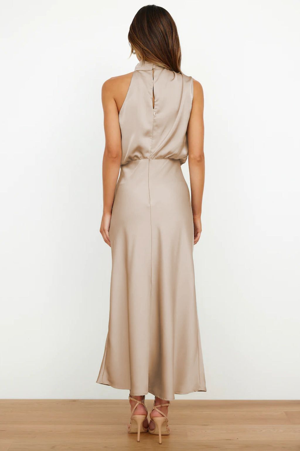 Carlina | Langes Satin-Kleid mit Halsband