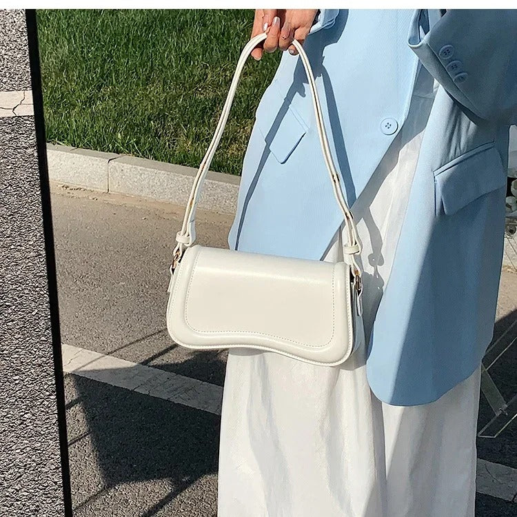 Cadence Handtasche aus veganem Leder mit gewelltem Klappen