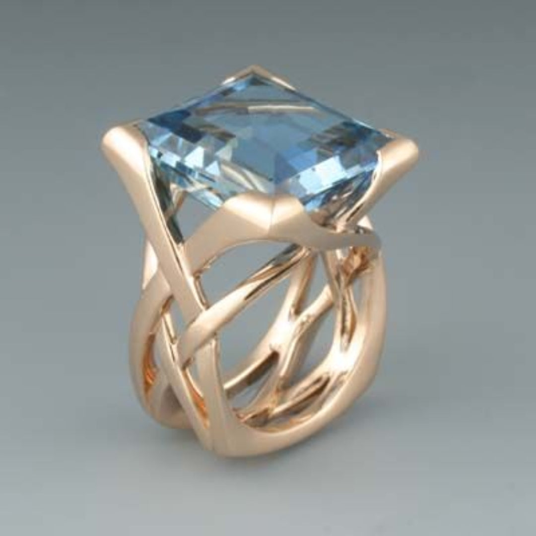 Luxuriöse roségoldene Ring mit blauen Zirkonen