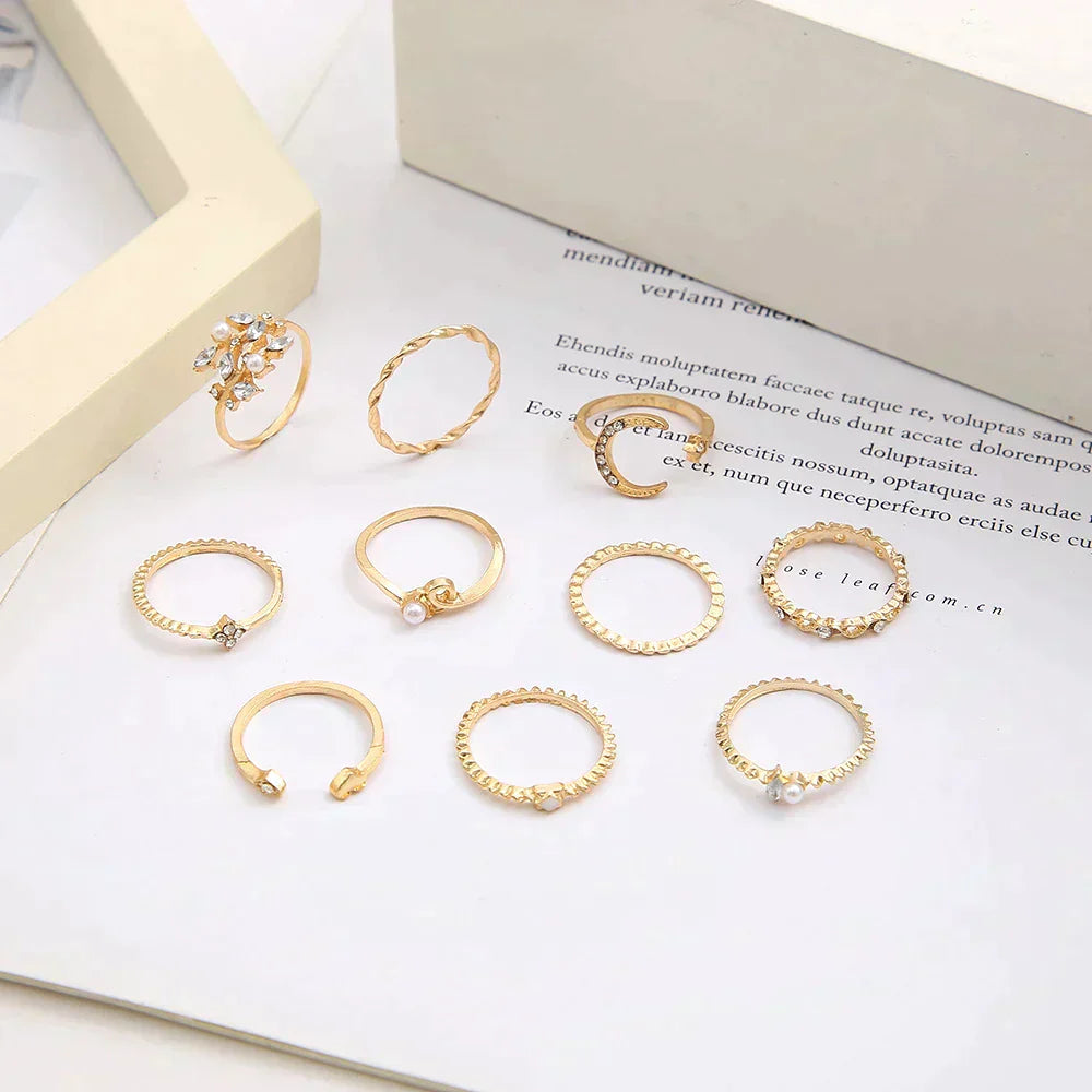 Ensemble von 10 Ringen im Boho-Stil, vergoldet und versilbert