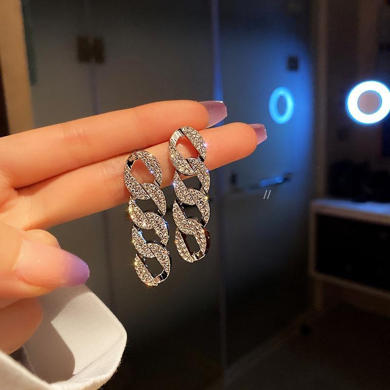 Luxuriöse Ohrringe mit silbernen Knoten und Zirkon