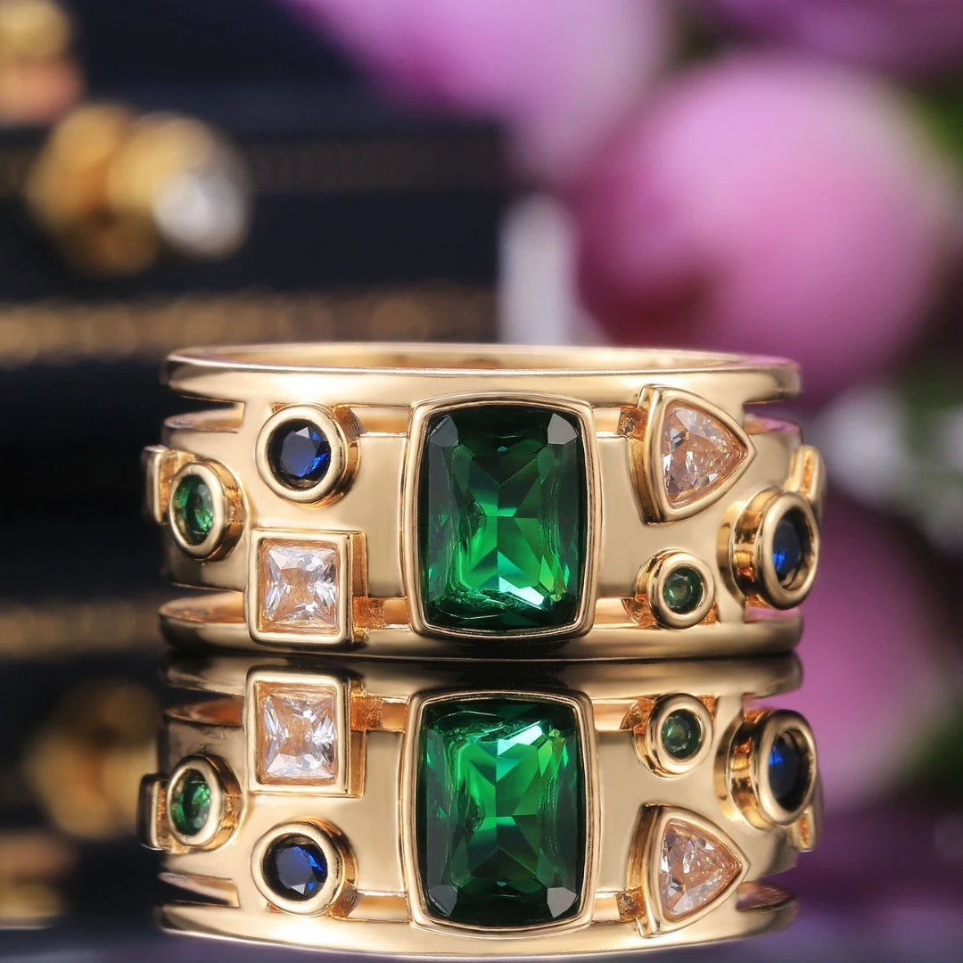 Goldring mit bunten Kristallen