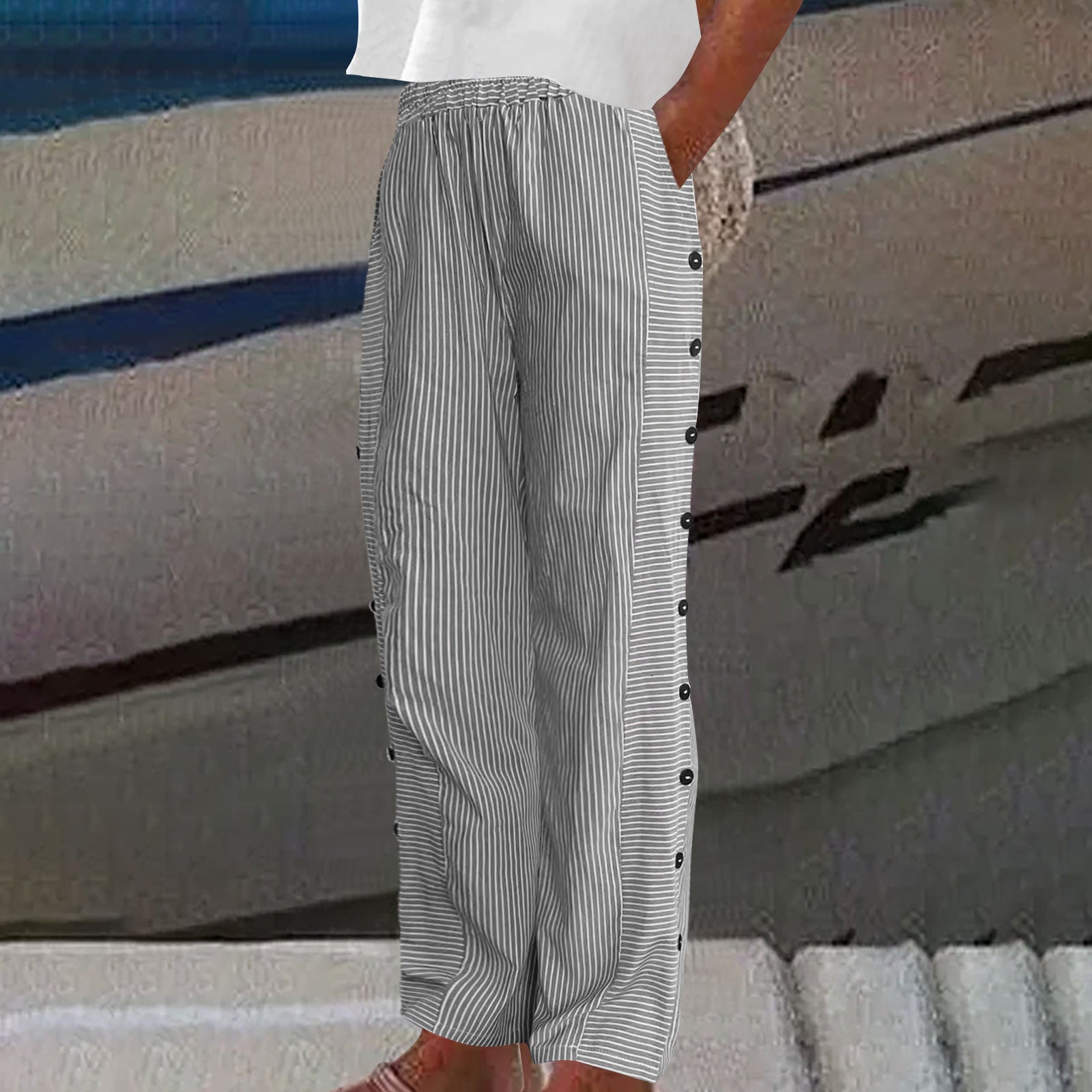 Sera™ - Gestreifte Hose mit Knopf-Accent