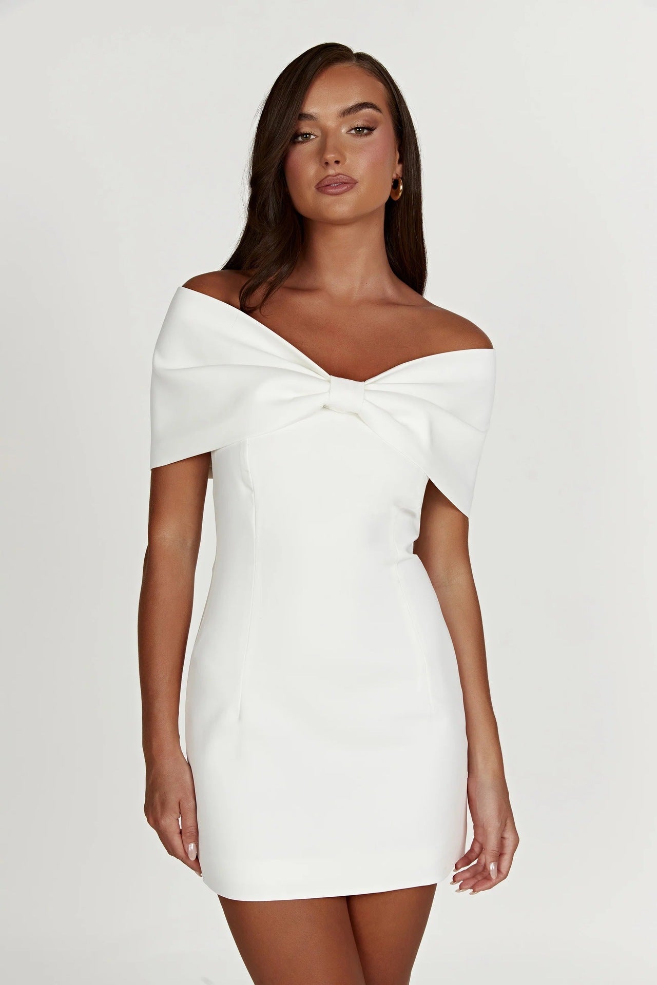 Abito Amore Fiocco – Eleganza a spalle scoperte