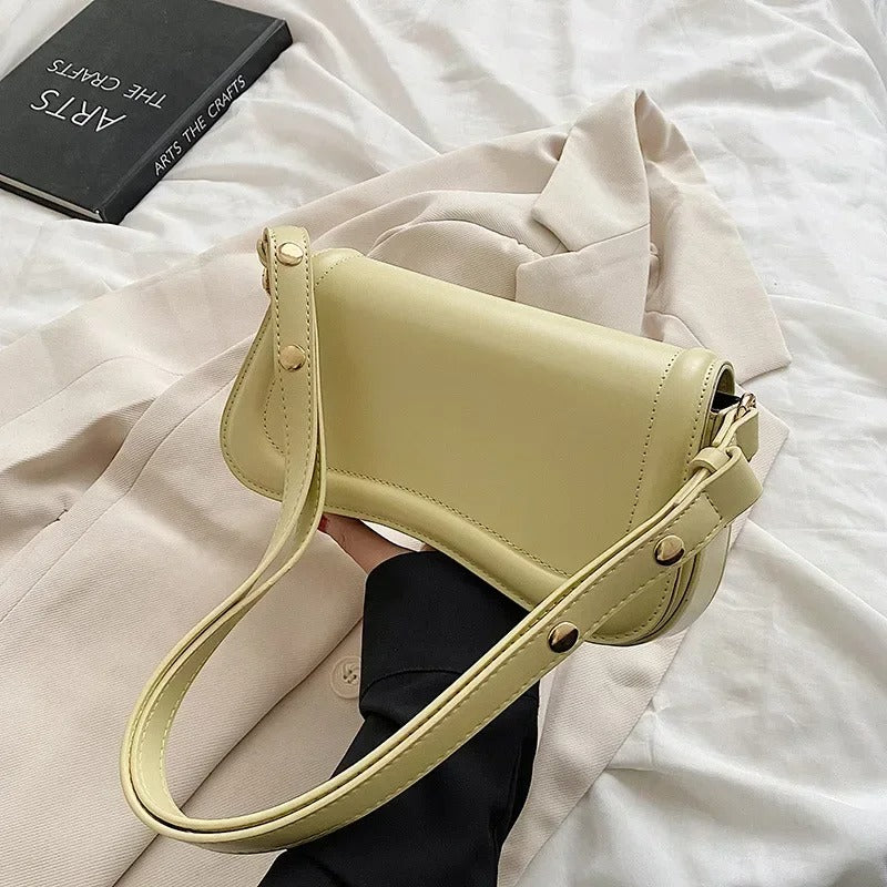 Cadence Handtasche aus veganem Leder mit gewelltem Klappen