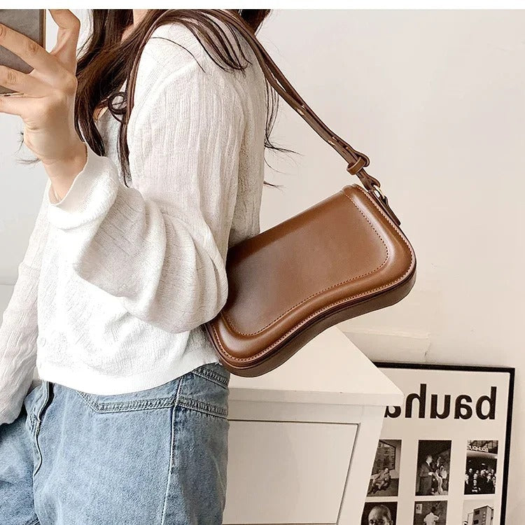 Cadence Handtasche aus veganem Leder mit gewelltem Klappen