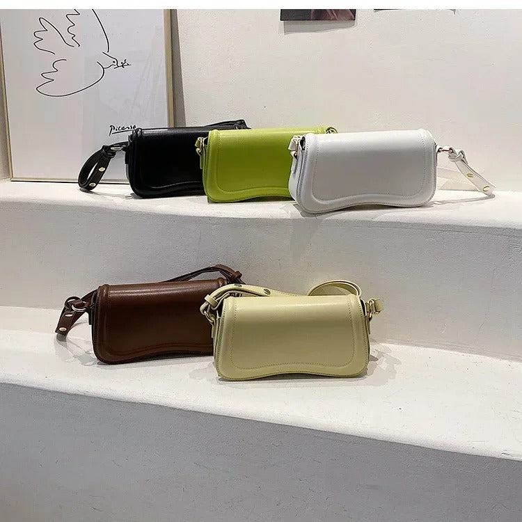 Cadence Handtasche aus veganem Leder mit gewelltem Klappen