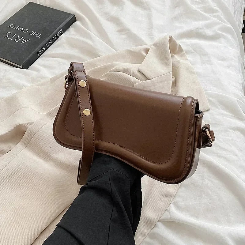 Cadence Handtasche aus veganem Leder mit gewelltem Klappen