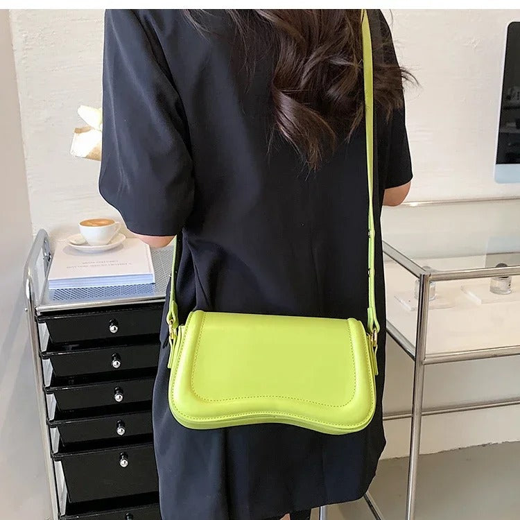 Cadence Handtasche aus veganem Leder mit gewelltem Klappen