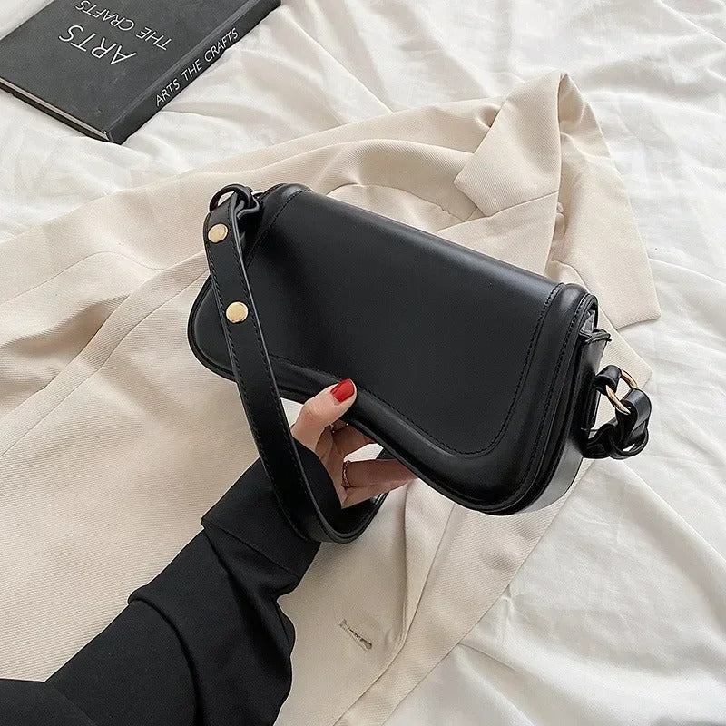 Cadence Handtasche aus veganem Leder mit gewelltem Klappen