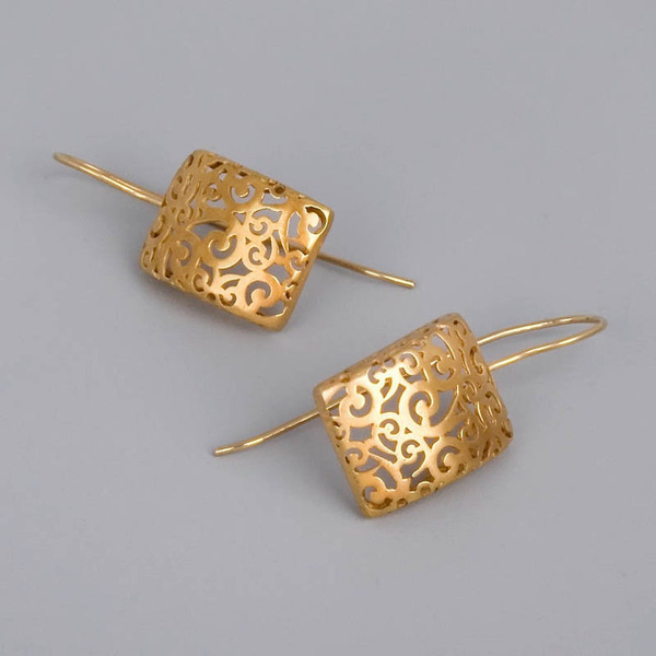 Ohrringe aus Gold mit hohlem Element