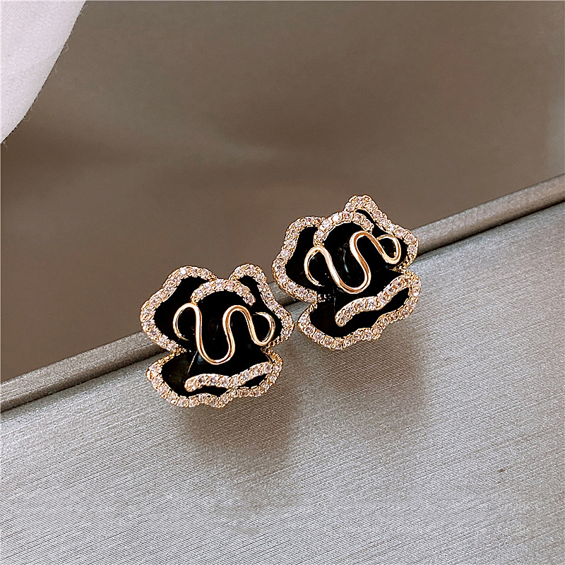 Elegante schwarze Lotus-Ohrringe aus Gold
