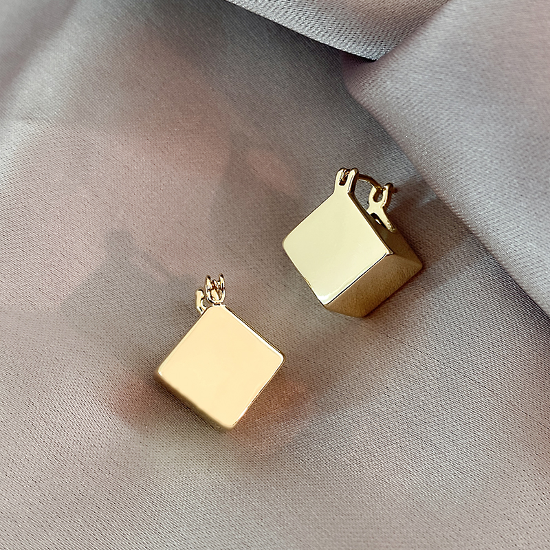 Elegante Ohrringe aus kubischem Gold