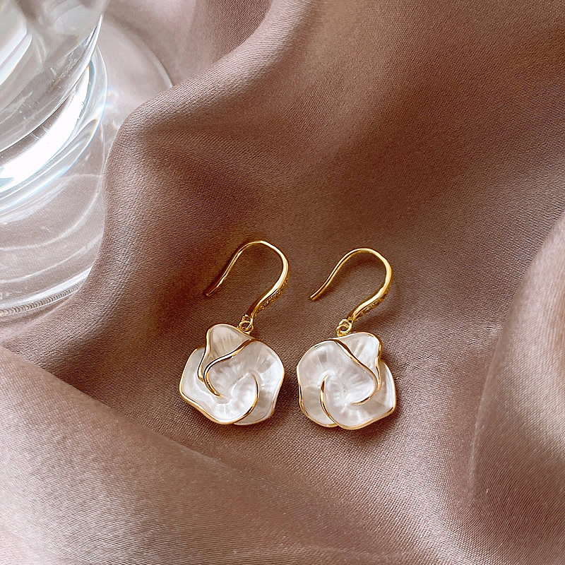Elegante Ohrringe mit weißer Blume