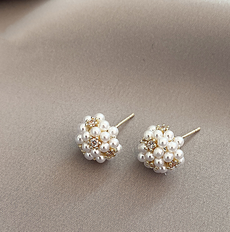 Elegante kleine Perlenohrringe