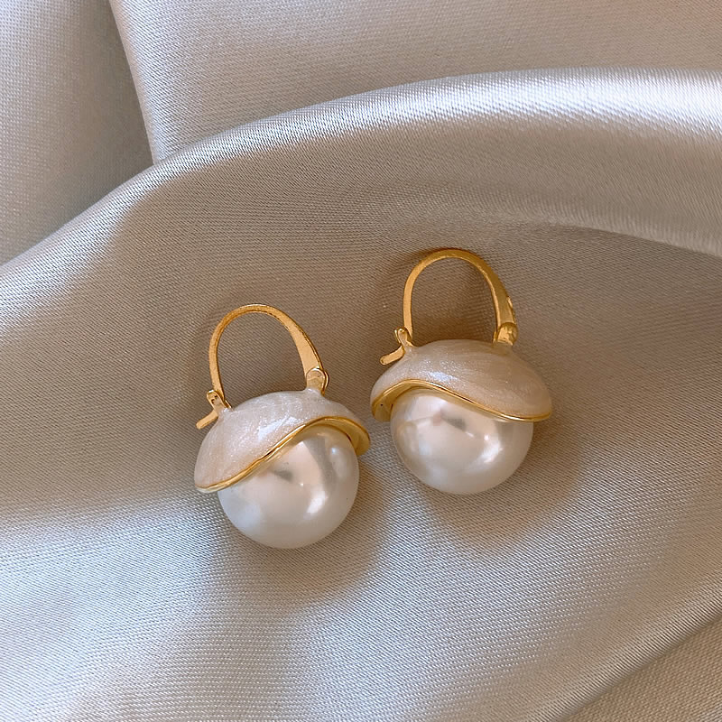 Elegante Ohrringe aus goldenen Perlen