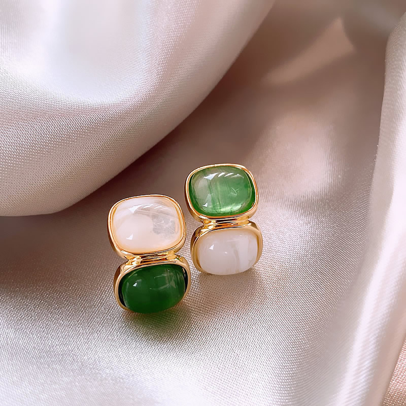 Elegante Ohrringe mit weißen und grünen Steinen aus Gold