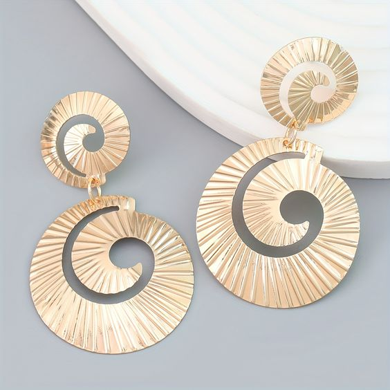 Goldene Boho-Ohrhänger in Spiralform