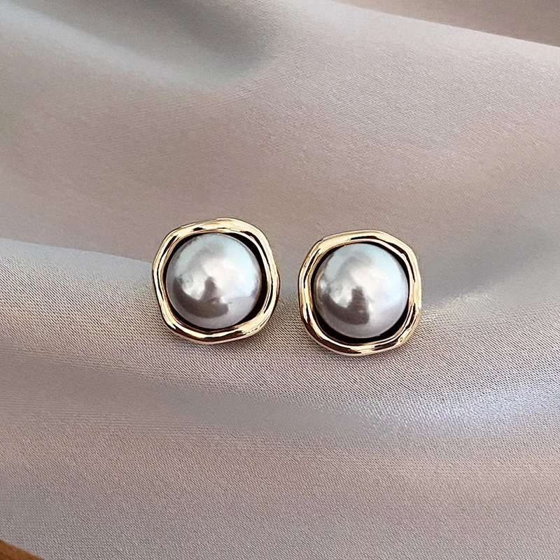 Elegante Ohrringe aus schwarzen Perlen