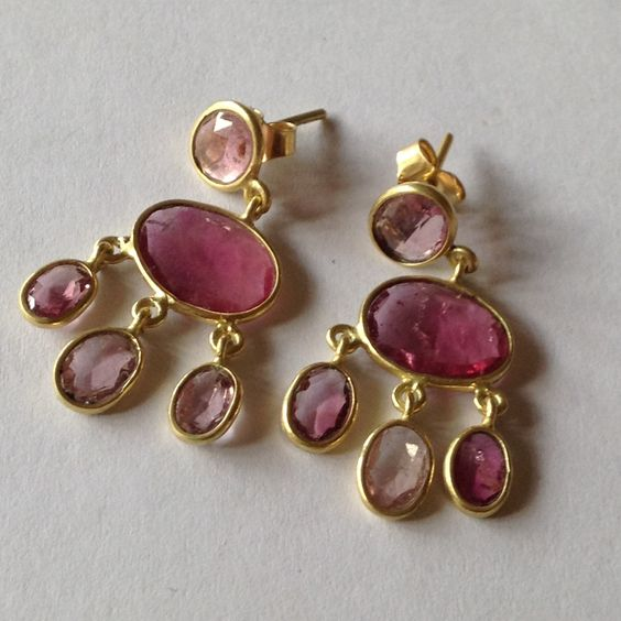 Goldene Traumohrringe mit rosa Steinen