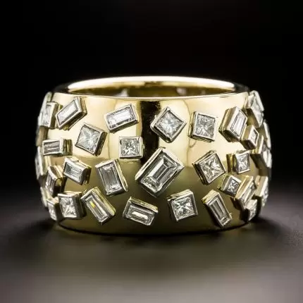 Ring mit zahlreichen Glas-Kristallelementen