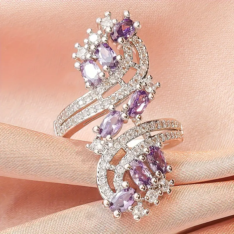 Eleganter Spiralring mit Zirkon und lila Kristall