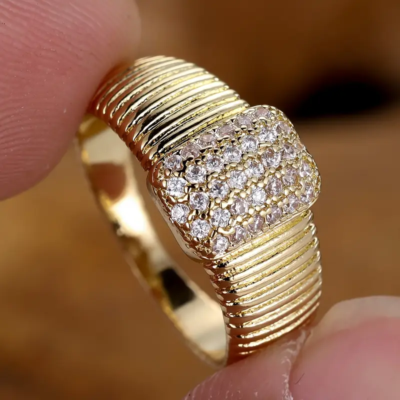 Edelgoldring mit zahlreichen kleinen Zirkonias