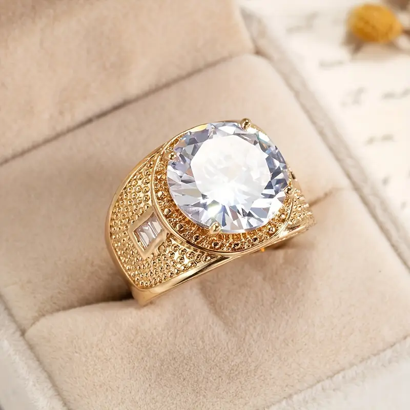 Ring mit funkelndem rundem Kristall