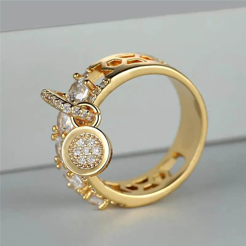 Ring mit funkelnden Charms