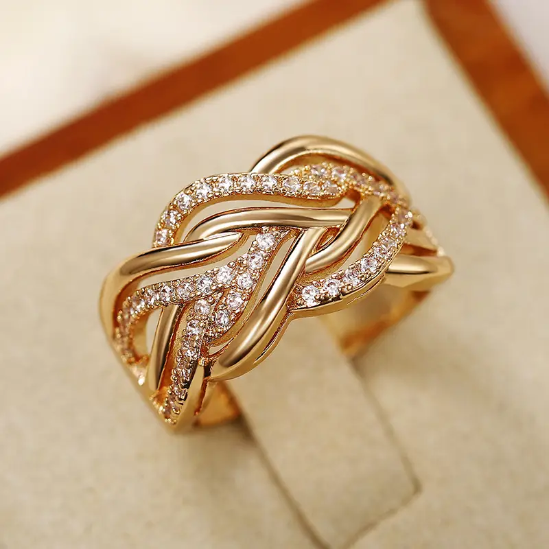Goldring mit geflochtenem Zirkonia