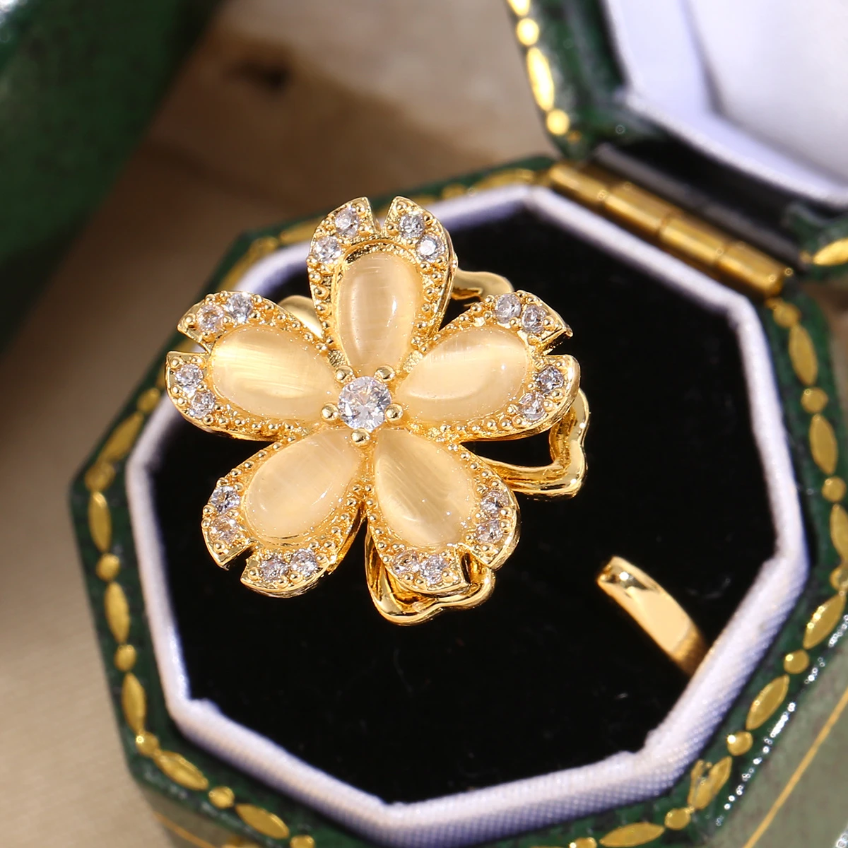 Ring mit goldener Margerite