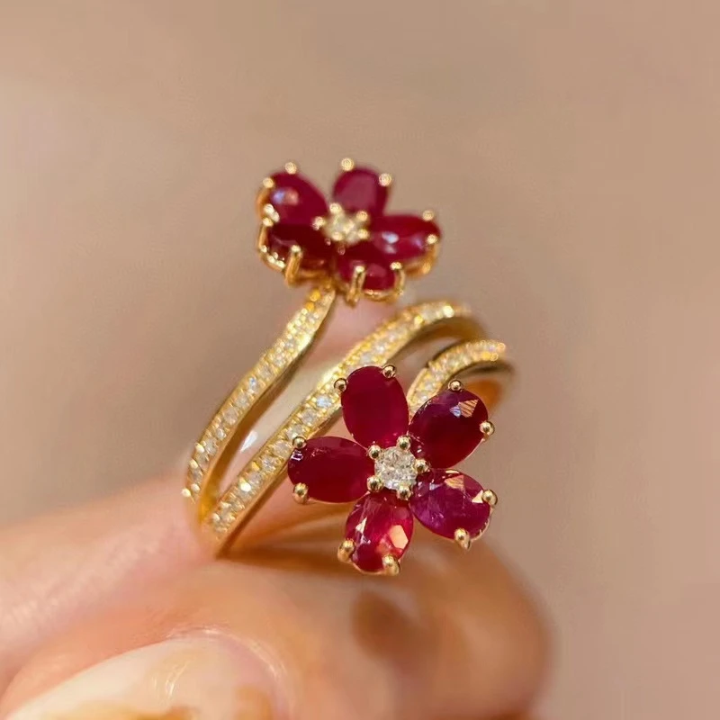 Goldene Spiralenring mit roten Margeriten