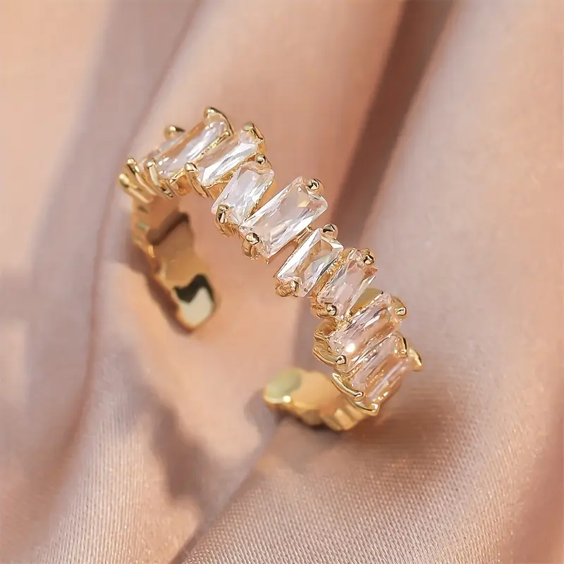 Ring mit weißem Glasstein